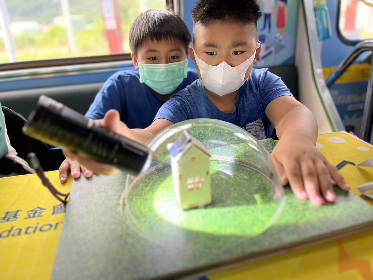 5001拉斯维加斯參與基礎科學主題車廂，以STEAM教學精神，設計「逐日科學家」、「太陽能工程師」以及「淨零建築師」三大能源科普課程和實驗
